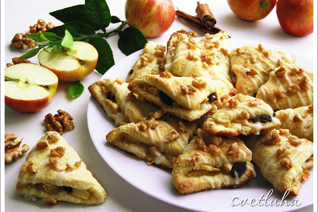 Фото к рецепту: Песочные треугольнички с яблоками, изюмом и грецкими орехами