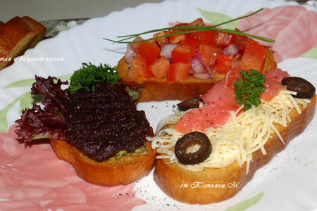 Фото к рецепту: Сrostini-bruschetta (кростини-брускетты — итальянские бутерброды с тремя начинками)
