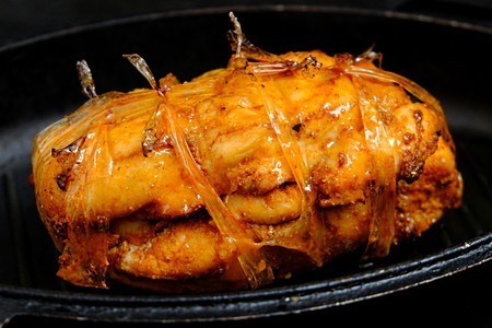 Фото к рецепту: Вместо колбасы на бутерброды - пастрома из куриного филе