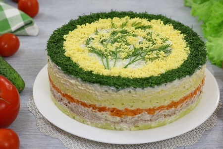 Фото к рецепту: Слоёный салат "мимоза" с сыром и тунцом