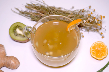 Фото к рецепту: Ромашковый чай с алоэ и киви