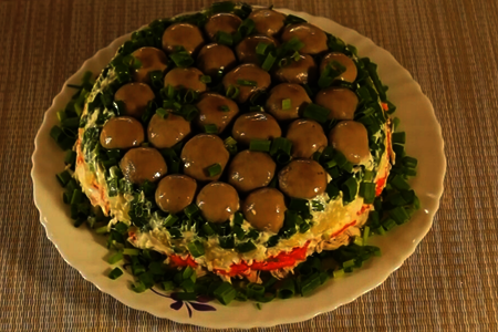 Фото к рецепту: Слоеный салат грибная поляна с шампиньонами и курицей