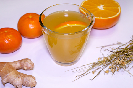 Фото к рецепту: Имбирный чай с цедрой апельсина и мандариновым соком