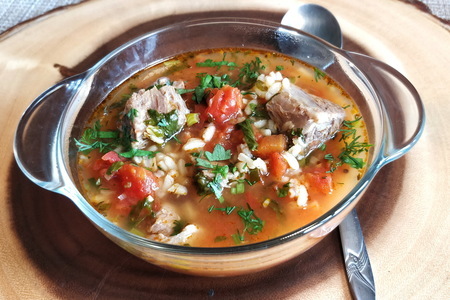 Фото к рецепту: Грузинский суп харчо из говядины с рисом