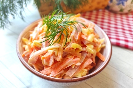 Фото к рецепту: Салат с морковью сыром и ветчиной