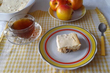 Фото к рецепту: Творожная запеканка с изюмом и яблоками