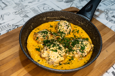 Фото к рецепту: Курица в сливочном соусе на сковороде