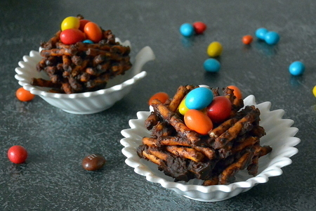 Фото к рецепту: Шоколадные гнёзда из соломки