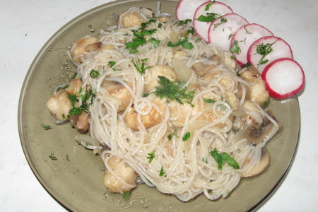 Фото к рецепту: Рисовая вермишель с курицей и грибами