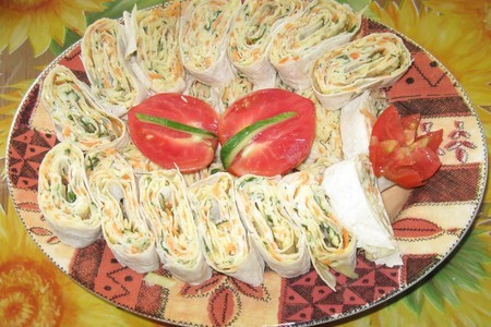 Фото к рецепту: Рулетики из лаваша с сырным салатом( ну очень просто)