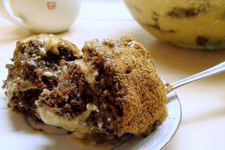 Фото к рецепту: Шоколадный «рулет» - десерт с заварным кремом «капучино»
