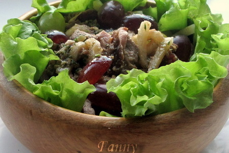 Фото к рецепту: Мясной салат с сельдереем и виноградом