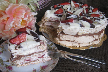 Фото к рецепту: Торт "ореховое безе с шоколадом и клубникой" (nut meringue with chocolate and strawberries).