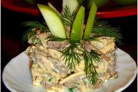 Фото к рецепту: Салат из печени, яблок и сыра с пикантной ноткой
