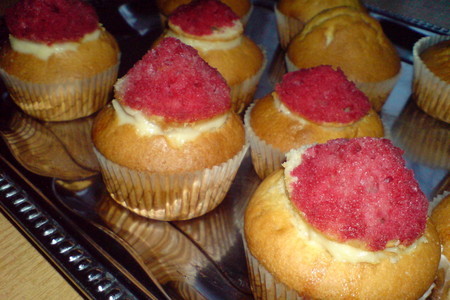Фото к рецепту: Кексы "красные шапочки" с заварным кремом