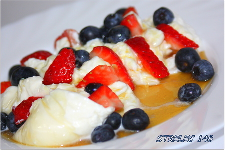 Фото к рецепту: Десерт из сыра буррата с ягодами и кленовым сиропом.