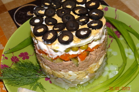 Фото к рецепту: Нежный слоеный салат с печенью трески