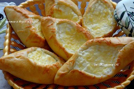 Фото к рецепту: Pide турецкие с творогом и сыром