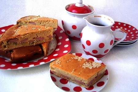 Фото к рецепту: Пирог заливной с сосисками и капустой. фм «доброе утро, родной».