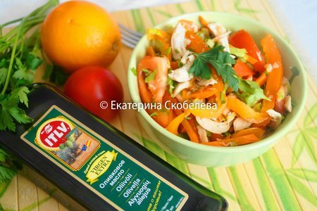Фото к рецепту: Салат с болгарским перцем, помидорами и сыром