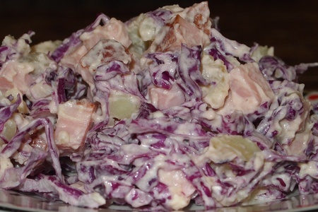 Фото к рецепту: Салат с краснокочанной капустой и карбонадом