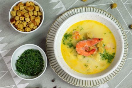 Фото к рецепту: Суп «сырная ушица» с креветками