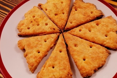 Фото к рецепту: Сырное печенье из 3-х ингредиентов