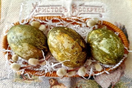 Фото к рецепту: Пасхальные яйца-крашенки (куркума и каркаде)