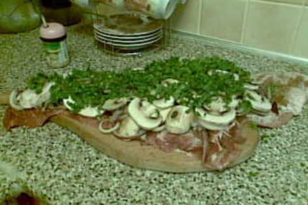 Фото к рецепту: Свинина (с грибами и луком)