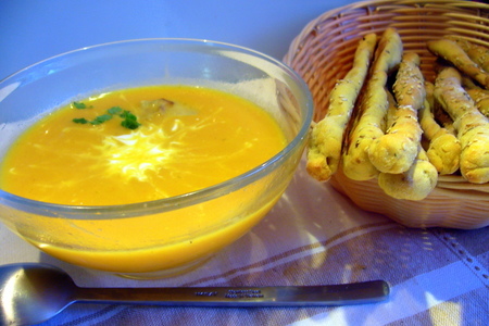 Фото к рецепту: Морковно-имбирный суп-пюре "солнце в тарелке"