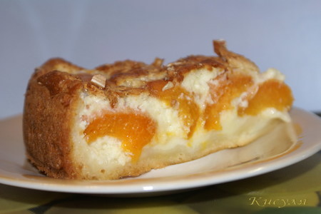 Фото к рецепту: Творожно-абрикосовый  пирог с миндалём