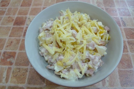 Фото к рецепту: Салат с ветчиной, ананасами и кукурузой