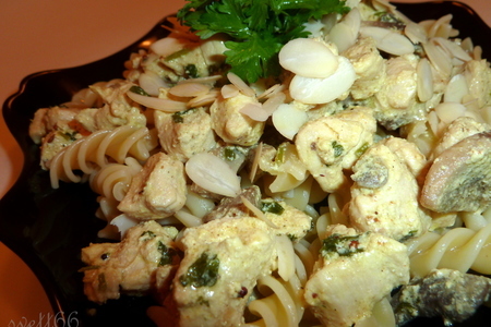 Фото к рецепту: Фузилли с курицей и грибами в соусе с гарам масалой