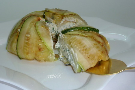 Фото к рецепту: Закусочная шарлотка из кабачков и творожного ( или козьего сыра)