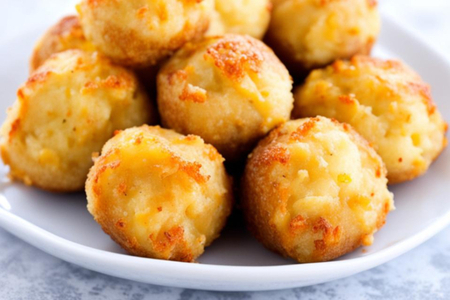 Картофельные шарики с начинкой из сыра