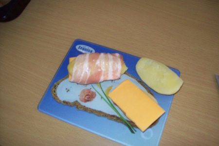 Картошка в беконе ,начинённая сыром.: шаг 2