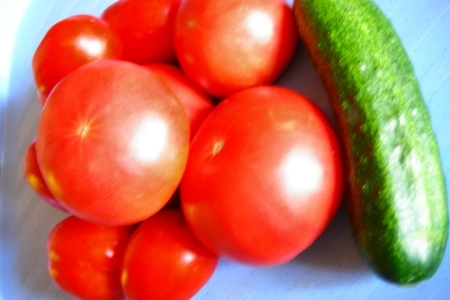Консервированный салат из помидоров и огурцов: шаг 1