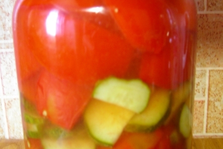 Консервированный салат из помидоров и огурцов: шаг 5