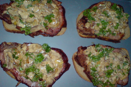 Шницели из сырокопченого мяса,запеченные под грибами с сыром: шаг 6