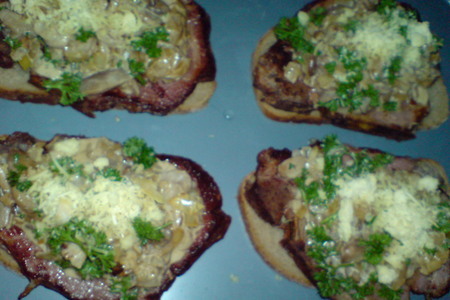 Шницели из сырокопченого мяса,запеченные под грибами с сыром: шаг 7