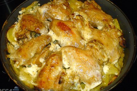 Куриные крылышки под майонезом в духовке с картофелем: шаг 6