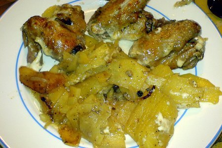 Куриные крылышки под майонезом в духовке с картофелем: шаг 7