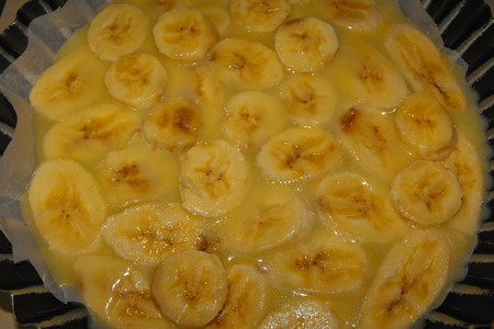 Пирог-перевертыш с бананами и сливочно-карамельным соусом: шаг 3
