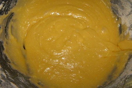 Пирог-перевертыш с бананами и сливочно-карамельным соусом: шаг 5