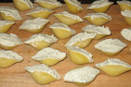 Conchiglione (ракушки) с начинкой из творожного сыра с томатным соусом,запечёные в духовке: шаг 3