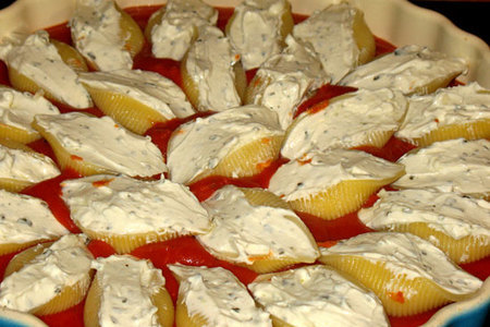 Conchiglione (ракушки) с начинкой из творожного сыра с томатным соусом,запечёные в духовке: шаг 5