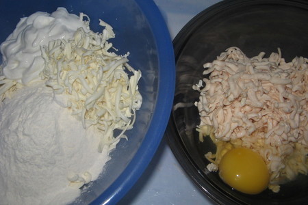Фото приготовления рецепта: Пирог  с начинкой из плавленных сырков.