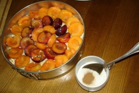 Творожный пирог со сливами и абрикосами "безделушка": шаг 2