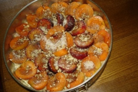 Творожный пирог со сливами и абрикосами "безделушка": шаг 3