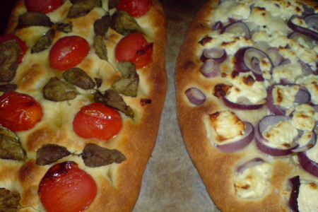 Фокачча с помидорками и базиликом  &amp;фокачча с красным луком и козьим сыром: шаг 7